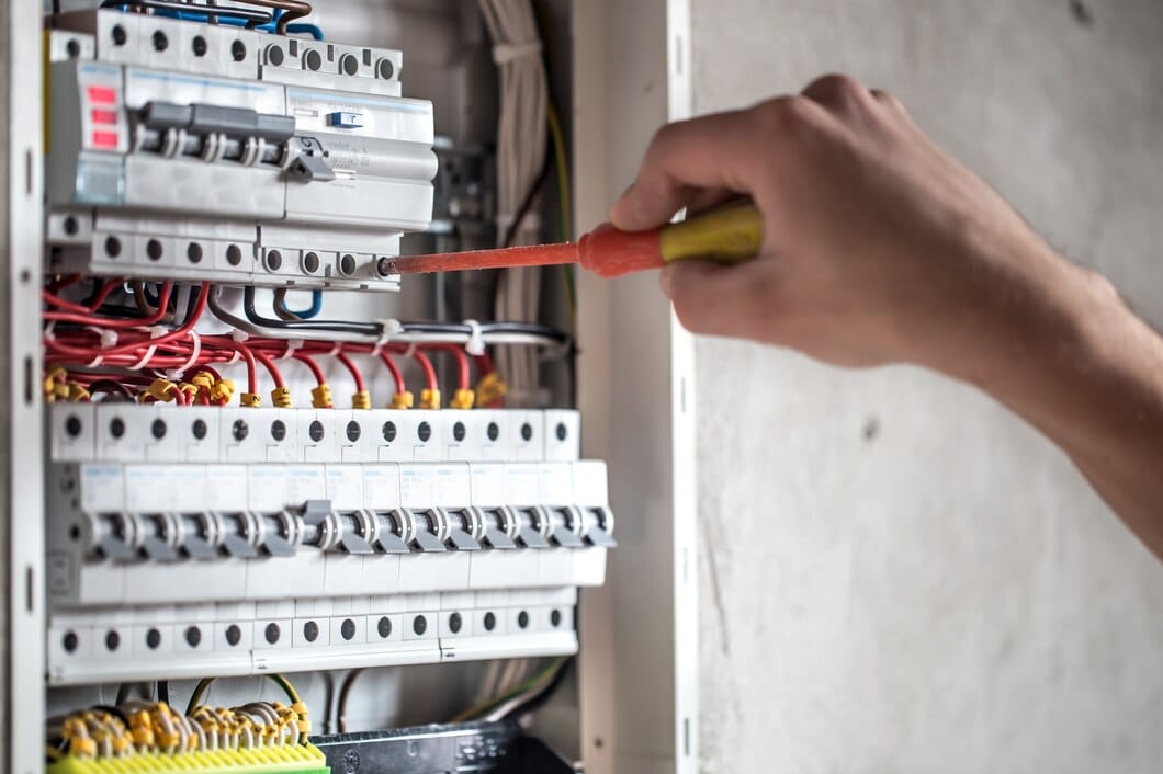 Un technicien gérant un panneau électrique avec fusibles